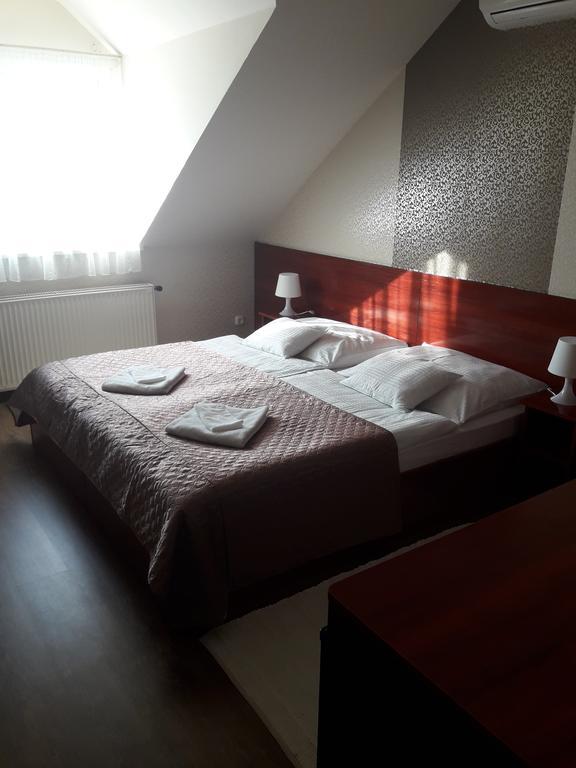 Csillag Panzio Hotel Vác Екстериор снимка