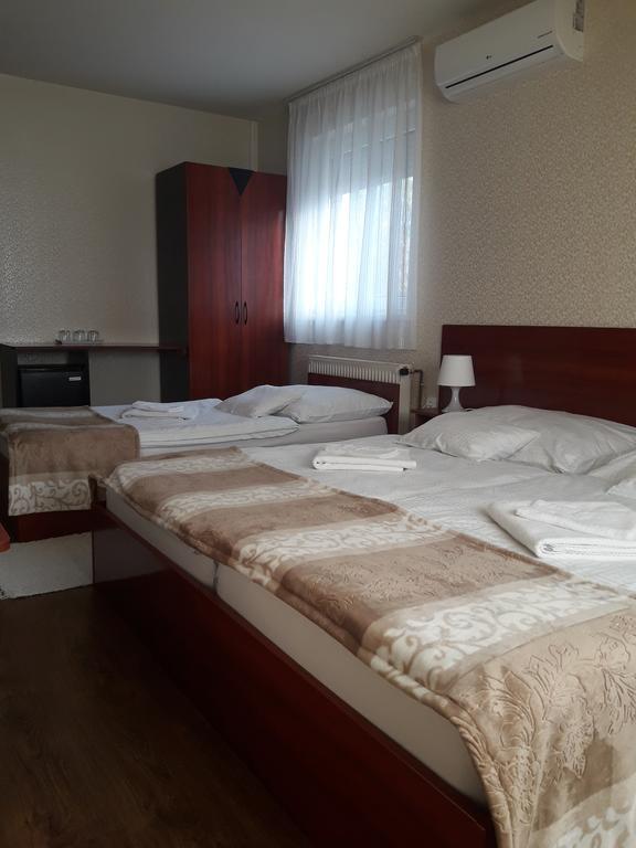Csillag Panzio Hotel Vác Екстериор снимка